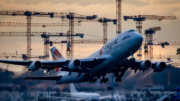 விமானத்தின் இடது பக்கம் சிகப்பு, வலது பக்கம் பச்சை லைட் இருப்பதற்கு காரணம் இதுதான்! இவ்ளோ நாளா தெரியாம போச்சே விமானத்தின் இடது பக்கம் சிகப்பு, வலது பக்கம் பச்சை லைட் இருப்பதற்கு காரணம் இதுதான்! இவ்ளோ நாளா தெரியாம போச்சே