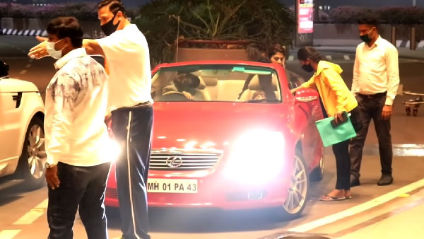 ஷாருக்கானிடம் இப்படிப்பட்ட அரிய கார் எல்லாம் இருக்கா!! அப்போவே இதன் விலை எவ்வளவு தெரியுமா?