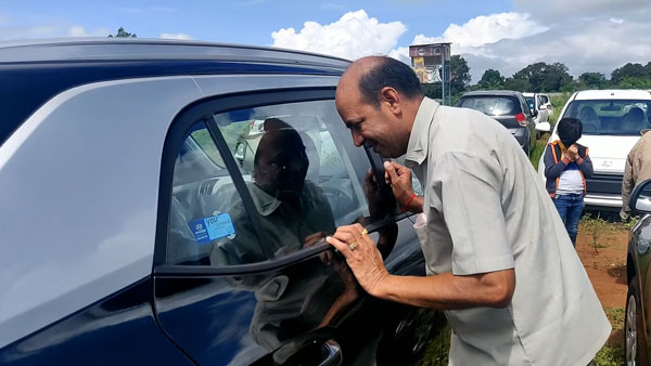 முகத்துல அப்படி ஒரு சந்தோஷம்... ஹூண்டாய் கிரெட்டாவை பரிசளித்து தந்தையை திக்குமுக்காட வைத்த மகன்...