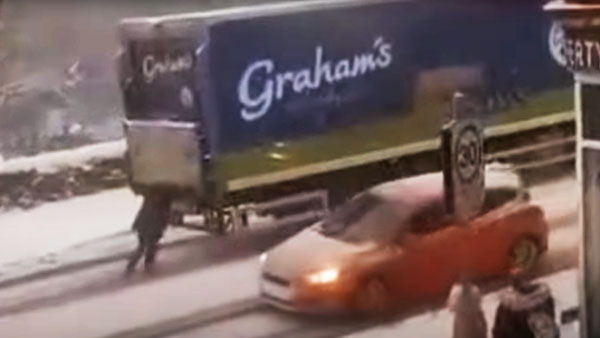 இணையத்தில் வைரலாகும் 'சூப்பர் உமன்' வீடியோ... உன்னத செயலுக்காக ஒரு வருட இலவச பால் சேவை அறிவிப்பு!!