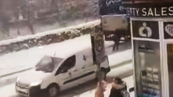 இணையத்தில் வைரலாகும் 'சூப்பர் உமன்' வீடியோ... உன்னத செயலுக்காக ஒரு வருட இலவச பால் சேவை அறிவிப்பு!!