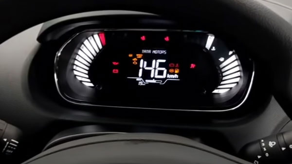 கண்ணை கவரும் கருப்பு நிறத்தில், ஷோரூமில் காட்சிதந்த டாடா டியாகோ ஸ்பெஷல் எடிசன்!! 