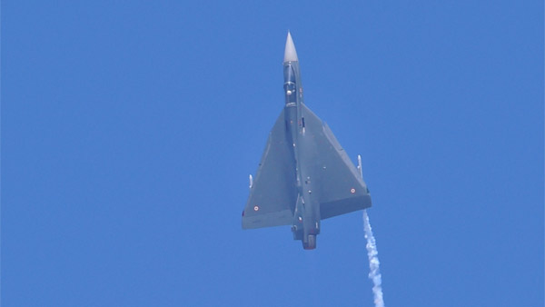 தேஜஸ் போர் விமானங்களுக்கு மெகா ஆர்டர்... சொந்த போர் விமானங்களுடன் கெத்து காட்டத் தயாராகும் இந்தியா!