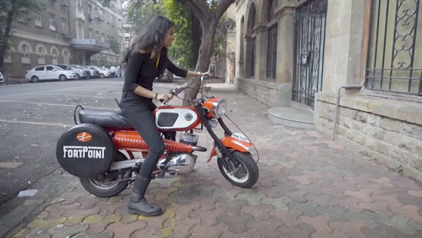 இப்போதும் சாலையில் உலா வரும் 1970 ராஜ்தூத் மினி பைக்!! அதுவும் இளம்பெண் பயன்படுத்துகிறாரா? ஆச்சிரியமா இருக்கே