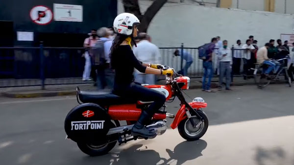 இப்போதும் சாலையில் உலா வரும் 1970 ராஜ்தூத் மினி பைக்!! அதுவும் இளம்பெண் பயன்படுத்துகிறாரா? ஆச்சிரியமா இருக்கே