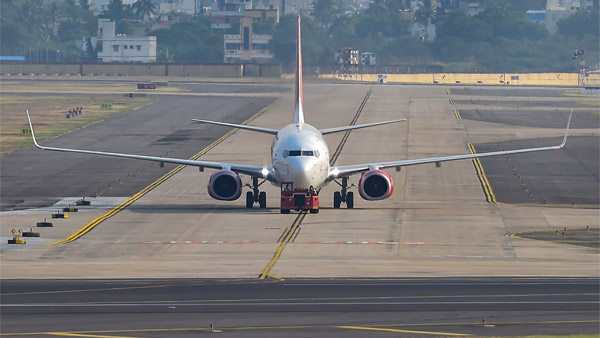 பாத்து சூதானமா ஏறுங்க... விமானங்களில் இன்ஜின் எங்கு அமைந்திருந்தால் உயிருக்கு பாதுகாப்பு தெரியுமா?