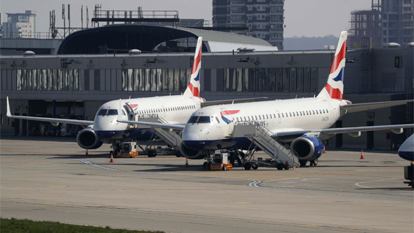 தப்பி தவறி கூட போயிராதீங்க... விமான இறக்கைகளின் அடியில் நடப்பதற்கு பயணிகளை விட மாட்டாங்க... ஏன் தெரியுமா?