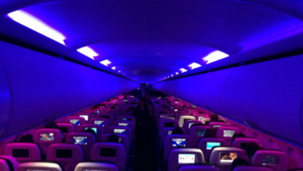 விமானம் டேக்-ஆஃப், லேண்ட் ஆகும்போது ஏன் லைட்களை ஆஃப் பண்றாங்க தெரியுமா? இந்த ரகசியத்தை யாரும் சொல்ல மாட்டாங்க விமானம் டேக்-ஆஃப், லேண்ட் ஆகும்போது ஏன் லைட்களை ஆஃப் பண்றாங்க தெரியுமா? இந்த ரகசியத்தை யாரும் சொல்ல மாட்டாங்க