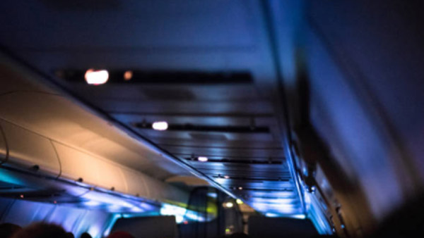 விமானம் டேக்-ஆஃப், லேண்ட் ஆகும்போது ஏன் லைட்களை ஆஃப் பண்றாங்க தெரியுமா? இந்த ரகசியத்தை யாரும் சொல்ல மாட்டாங்க விமானம் டேக்-ஆஃப், லேண்ட் ஆகும்போது ஏன் லைட்களை ஆஃப் பண்றாங்க தெரியுமா? இந்த ரகசியத்தை யாரும் சொல்ல மாட்டாங்க