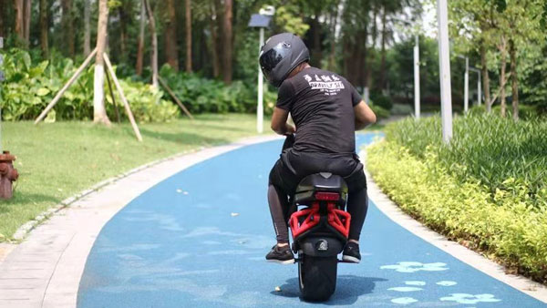 ஒரே ஒரு வீலுடைய மின்சார பைக்... விலையை கேட்ட தலை தெறிக்க ஒடுவீங்க... இது எந்த நாட்டு தயாரிப்பு தெரியுமா?