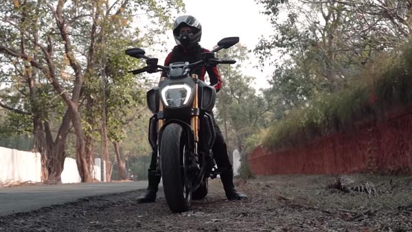 இங்கு நிற்பது நல்லது அல்ல!.. சீக்கிரம் கிளம்புங்க!.. அறிவுரை கூறிய கிராம வாசியிடம் பொங்கிய இளம்பெண்... வீடியோ!!