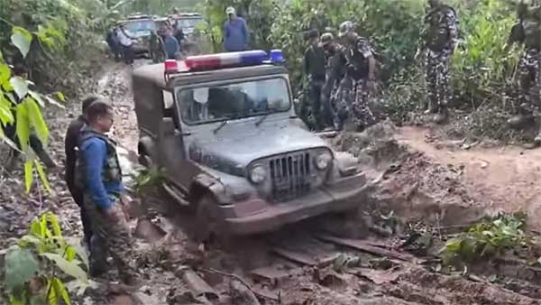 காட்டு வழி பாதையில் முதல்வரின் மிகவும் சவாலான பயணம்!! எதற்காகனு தெரிஞ்சா இன்னும் ஆச்சிரியப்படுவீங்க!