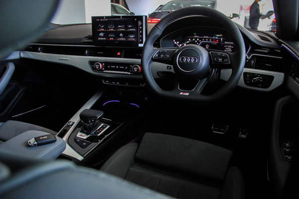 கம்பீரமாக இந்திய ஷோரூமில் காட்சித்தரும் புதிய ஆடி எஸ்5 ஸ்போர்ட்பேக்!! டெலிவிரி விரைவில் ஆரம்பம்