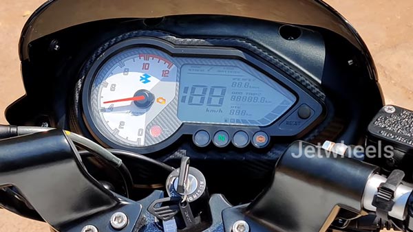 புதிய நீல நிறத்தில் கொண்டுவரப்படும் பஜாஜ் பல்சர் 180!! பைக் செம்மையா இருக்கு... வீடியோ!