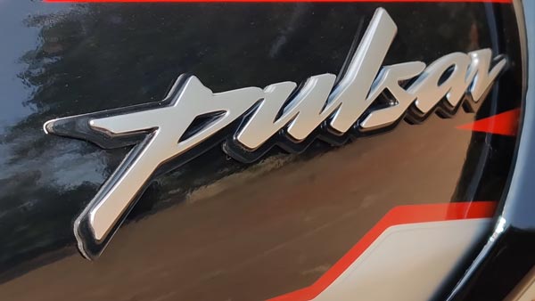 கருப்பு நிறத்தில் பஜாஜ் பல்சர் 220எஃப் பைக்கை வாங்கியது போதும்!! விரைவில் புதிய வெள்ளை நிறத்தில் அறிமுகமாகிறது