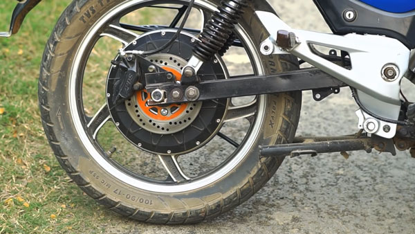 அருமை... ரொம்ப பழைய பல்சர் பைக்கை மின்சார வாகனமாக மாற்றிய இளைஞர்கள்... அட சட்டுனு மாத்திட்டாங்களே...