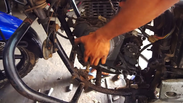 அருமை... ரொம்ப பழைய பல்சர் பைக்கை மின்சார வாகனமாக மாற்றிய இளைஞர்கள்... அட சட்டுனு மாத்திட்டாங்களே...