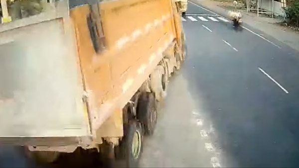 மயிரிழையில் உயிர் தப்பிய பைக் ஓட்டுனர்- லாரி வந்த வேகத்திற்கு மோதி இருந்தால்... நினைத்து கூட பார்க்க முடியல...