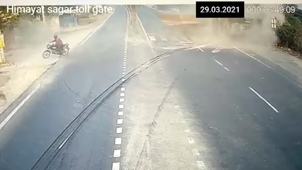 மயிரிழையில் உயிர் தப்பிய பைக் ஓட்டுனர்- லாரி வந்த வேகத்திற்கு மோதி இருந்தால்... நினைத்து கூட பார்க்க முடியல...