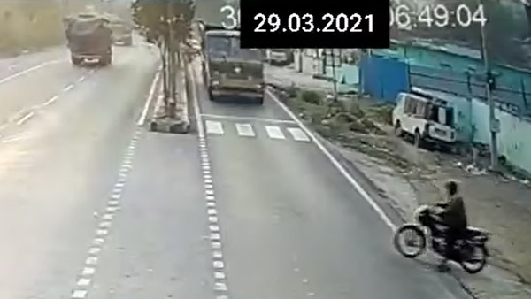 மயிரிழையில் உயிர் தப்பிய பைக் ஓட்டுனர்- லாரி வந்த வேகத்திற்கு மோதி இருந்தால்... நினைத்து கூட பார்க்க முடியல...