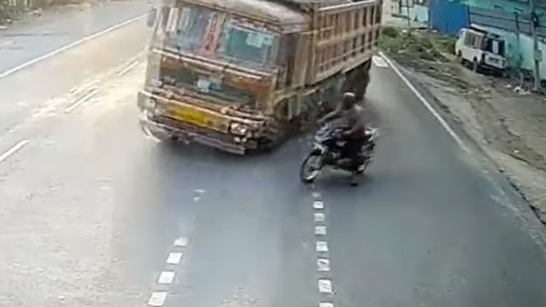 மயிரிழையில் உயிர் தப்பிய பைக் ஓட்டுனர்- லாரி வந்த வேகத்திற்கு மோதி இருந்தால்... நினைத்து கூட பார்க்க முடியல...