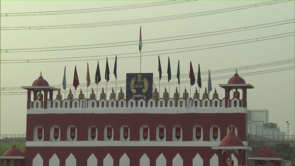 சிஐஎஸ்எஃப் படையில் இணைந்த டாடா சஃபாரி?.. வீரர்களுக்கு இணையாக கம்பீர நடைபோடும் வீடியோ... அட்டகாசமா இருக்கு!!