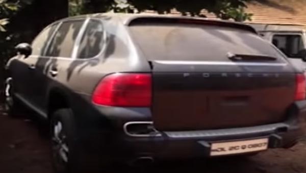 அதிர்ச்சி சம்பவம்... பறிமுதல் செய்யப்பட்ட சொகுசு காரை காவல் துறை அதிகாரிகள் என்ன செய்தார்கள் தெரியுமா?