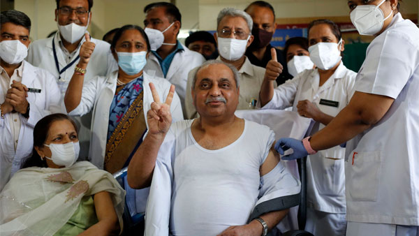 அதிகரிக்கும் தொற்று... கொரோனாவிடம் இருந்து ஊழியர்களை காப்பாற்ற அதிரடி அறிவிப்பு வெளியிட்ட கார் நிறுவனம்... நீங்க ரொம்ப நல்லவங்க!