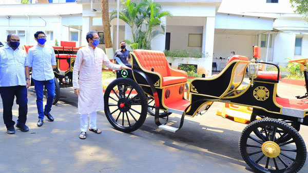 மும்பை நகர வாசிகள் கொடுத்து வைத்தவர்கள்... மீண்டும் பயன்பாட்டிற்கு வந்தது விக்டோரியா சாரட் வாகனங்கள்!!