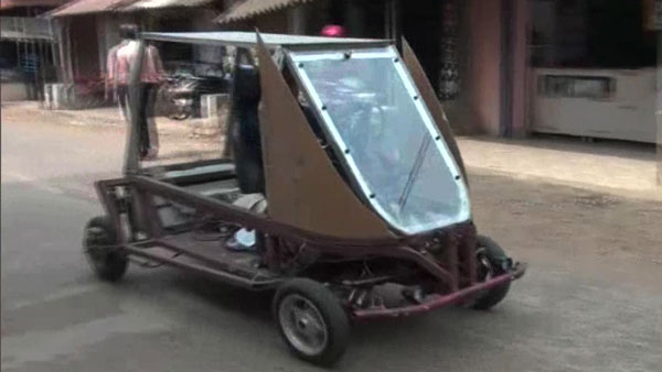 பெட்ரோல், டீசல் என எதுவும் தேவையில்லை... ஆர்டிஓ அதிகாரியையே கவர்ந்த சோலார் வாகனம்... இந்த விவசாயியிக்கு அவார்டே கொடுக்கலாம் போலிருக்கு...