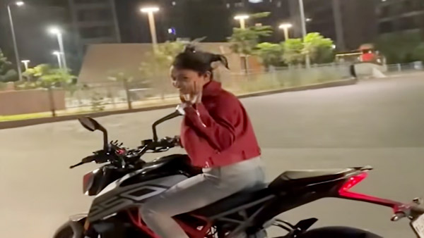 பைக்கை ஓட்டியவாறு இளம்பெண் செய்த காரியம்... இனி யாரும் இப்படி செய்ய கூடாது... கடும் நடவடிக்கை எடுத்த போலீஸ்! பைக்கை ஓட்டியவாறு இளம்பெண் செய்த காரியம்... இனி யாரும் இப்படி செய்ய கூடாது... கடும் நடவடிக்கை எடுத்த போலீஸ்!