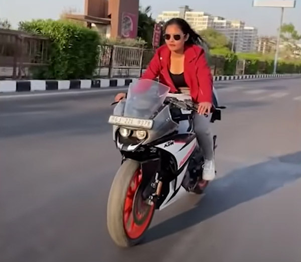 பைக்கை ஓட்டியவாறு இளம்பெண் செய்த காரியம்... இனி யாரும் இப்படி செய்ய கூடாது... கடும் நடவடிக்கை எடுத்த போலீஸ்! பைக்கை ஓட்டியவாறு இளம்பெண் செய்த காரியம்... இனி யாரும் இப்படி செய்ய கூடாது... கடும் நடவடிக்கை எடுத்த போலீஸ்!