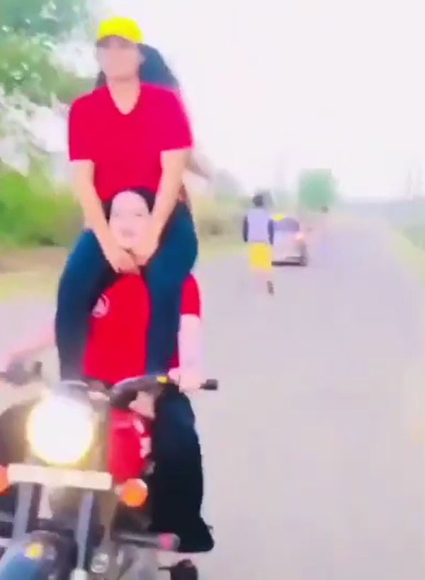 பொது சாலையில் இரண்டு பெண்கள் செய்த காரியம்... வீடியோவை பார்த்து ஷாக் ஆன உத்தர பிரதேச போலீஸ்...