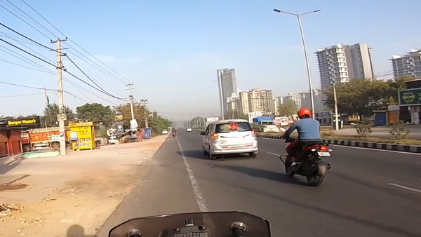 சொன்னா கேக்க மாட்டீங்க.. ஹெல்மெட்டின் அவசியம் என்பதை இந்த வீடியோ பாத்தாவது தெரிஞ்சிக்கோங்க... கண்ணிமைக்கும் நேரத்தில் தப்பிய இளைஞர்... சொன்னா கேக்க மாட்டீங்க.. ஹெல்மெட்டின் அவசியம் என்பதை இந்த வீடியோ பாத்தாவது தெரிஞ்சிக்கோங்க... கண்ணிமைக்கும் நேரத்தில் தப்பிய இளைஞர்...