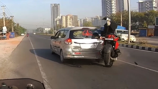 சொன்னா கேக்க மாட்டீங்க.. ஹெல்மெட்டின் அவசியம் என்பதை இந்த வீடியோ பாத்தாவது தெரிஞ்சிக்கோங்க... கண்ணிமைக்கும் நேரத்தில் தப்பிய இளைஞர்... சொன்னா கேக்க மாட்டீங்க.. ஹெல்மெட்டின் அவசியம் என்பதை இந்த வீடியோ பாத்தாவது தெரிஞ்சிக்கோங்க... கண்ணிமைக்கும் நேரத்தில் தப்பிய இளைஞர்...