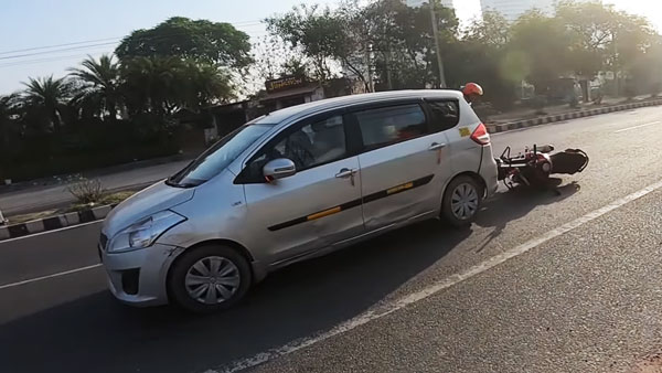 சொன்னா கேக்க மாட்டீங்க.. ஹெல்மெட்டின் அவசியம் என்பதை இந்த வீடியோ பாத்தாவது தெரிஞ்சிக்கோங்க... கண்ணிமைக்கும் நேரத்தில் தப்பிய இளைஞர்... சொன்னா கேக்க மாட்டீங்க.. ஹெல்மெட்டின் அவசியம் என்பதை இந்த வீடியோ பாத்தாவது தெரிஞ்சிக்கோங்க... கண்ணிமைக்கும் நேரத்தில் தப்பிய இளைஞர்...