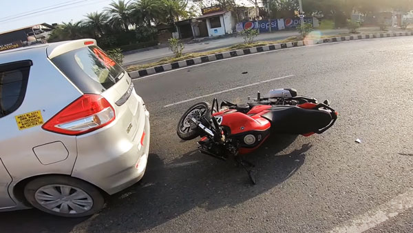 சொன்னா கேக்க மாட்டீங்க.. ஹெல்மெட்டின் அவசியம் என்பதை இந்த வீடியோ பாத்தாவது தெரிஞ்சிக்கோங்க... கண்ணிமைக்கும் நேரத்தில் தப்பிய இளைஞர்... சொன்னா கேக்க மாட்டீங்க.. ஹெல்மெட்டின் அவசியம் என்பதை இந்த வீடியோ பாத்தாவது தெரிஞ்சிக்கோங்க... கண்ணிமைக்கும் நேரத்தில் தப்பிய இளைஞர்...