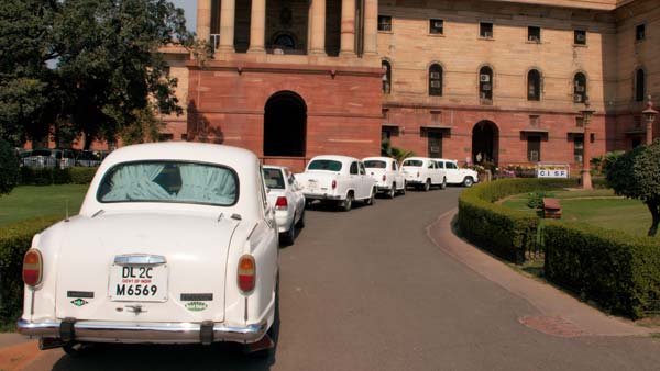 வேட்பு மனு தாக்கல் செய்ய அம்பாசிடர் காரில் வந்த திமுக மாஜி அமைச்சர்... காரணத்தை கேட்டு உருகும் உடன்பிறப்புகள்