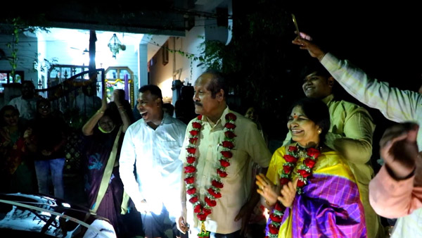 திருமண நாளன்று அசத்தலான பரிசு வழங்கிய பிள்ளைகள்... இந்த தகவல் உங்க பெற்றோர் கண்களில் படாமல் பார்த்துக்கோங்க!