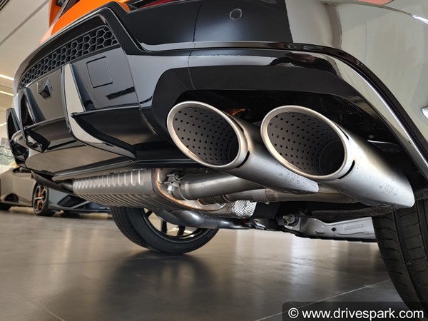 வாங்கினா இப்படி ஒரு சொகுசு காரைதான் வாங்கணும்! முதல் பார்வையிலேயே கண்களை பறித்த சிறப்பு பதிப்பு உருஸ்!!