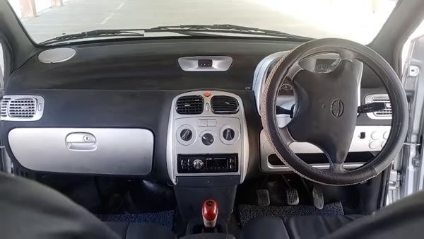 வெறும் 2 கதவுகளுடன் வித்தியாசமான தோற்றத்தில் வலம் வரும் டாடா இண்டிகா கார்!! யாருப்பா அந்த மெக்கானிக்?!