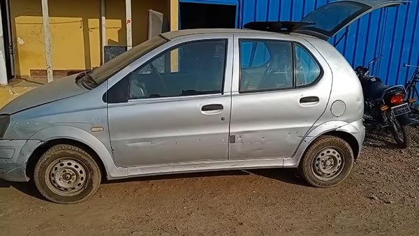 வெறும் 2 கதவுகளுடன் வித்தியாசமான தோற்றத்தில் வலம் வரும் டாடா இண்டிகா கார்!! யாருப்பா அந்த மெக்கானிக்?!