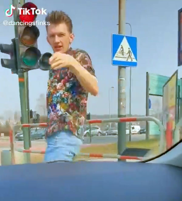 சிக்னலில் இளைஞர் செய்த காரியம்... புகழ்ந்து தள்ளும் நெட்டிசன்கள்!! இரண்டே நாளில் 8 மில்லியன் வியூவ்ஸ் தொட்ட வீடியோ!