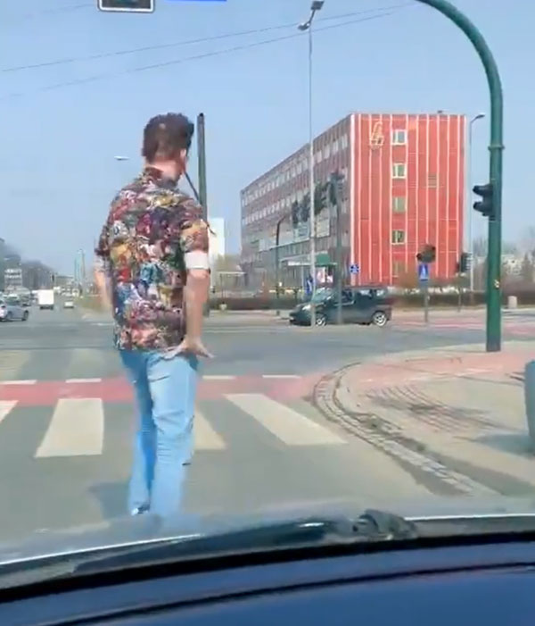 சிக்னலில் இளைஞர் செய்த காரியம்... புகழ்ந்து தள்ளும் நெட்டிசன்கள்!! இரண்டே நாளில் 8 மில்லியன் வியூவ்ஸ் தொட்ட வீடியோ!