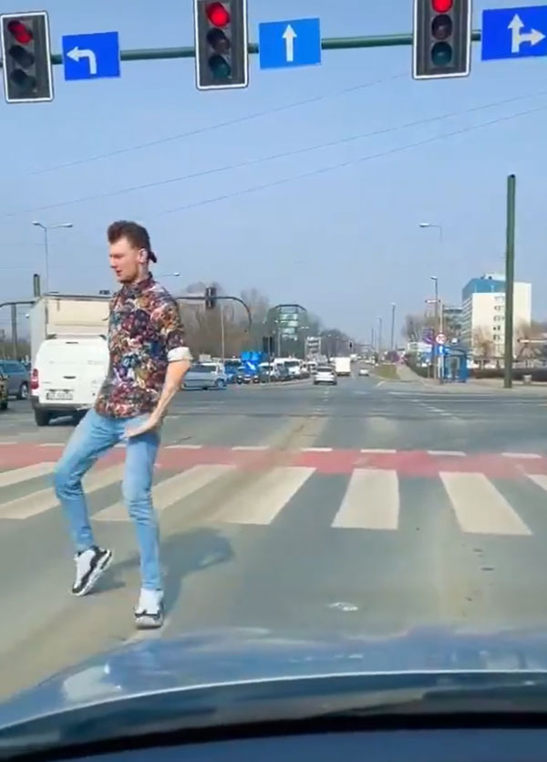 சிக்னலில் இளைஞர் செய்த காரியம்... புகழ்ந்து தள்ளும் நெட்டிசன்கள்!! இரண்டே நாளில் 8 மில்லியன் வியூவ்ஸ் தொட்ட வீடியோ!