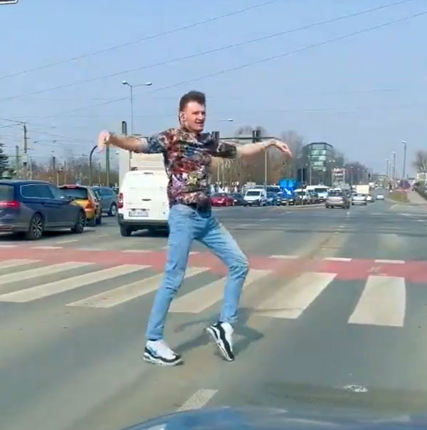 சிக்னலில் இளைஞர் செய்த காரியம்... புகழ்ந்து தள்ளும் நெட்டிசன்கள்!! இரண்டே நாளில் 8 மில்லியன் வியூவ்ஸ் தொட்ட வீடியோ!