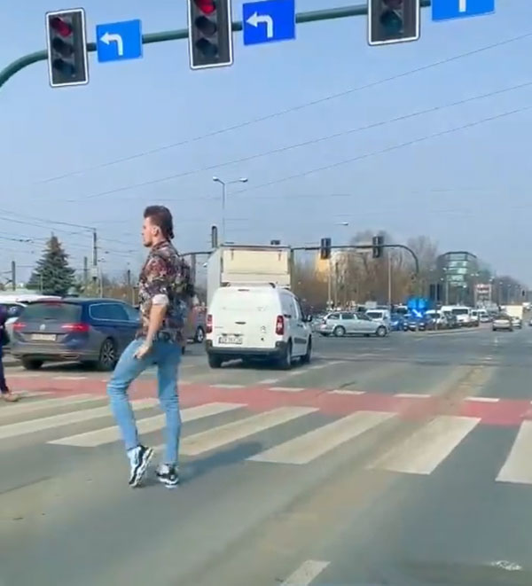 சிக்னலில் இளைஞர் செய்த காரியம்... புகழ்ந்து தள்ளும் நெட்டிசன்கள்!! இரண்டே நாளில் 8 மில்லியன் வியூவ்ஸ் தொட்ட வீடியோ!