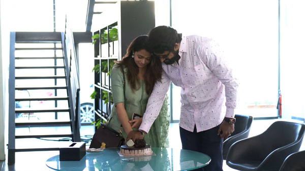 தலை சுற்ற வைக்கும் அதிக விலை கொண்ட சொகுசு காரை வாங்கிய பிரபல நடிகை... யாருனு தெரிஞ்சா மிரண்டுருவீங்க! தலை சுற்ற வைக்கும் அதிக விலை கொண்ட சொகுசு காரை வாங்கிய பிரபல நடிகை... யாருனு தெரிஞ்சா மிரண்டுருவீங்க!