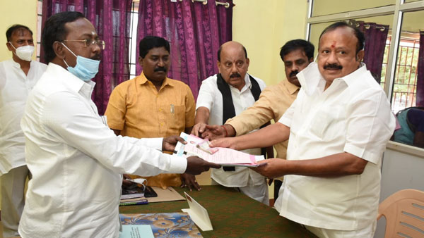 வேட்பு மனு தாக்கல் செய்ய அம்பாசிடர் காரில் வந்த திமுக மாஜி அமைச்சர்... காரணத்தை கேட்டு உருகும் உடன்பிறப்புகள்