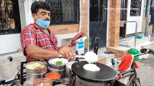 சைக்கிளையே ஓட்டலாக மாற்றிய நபர்... தோசை முதல் பீட்சா வரை... 13 மில்லியன் பார்வையாளர்களை பெற்ற வீடியோ!!